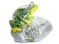 Dekofigur Frosch auf Stein "Willkommen"